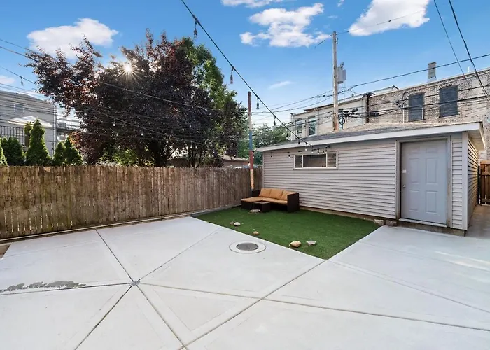 Stylish 2Br Urban Retreat In River West