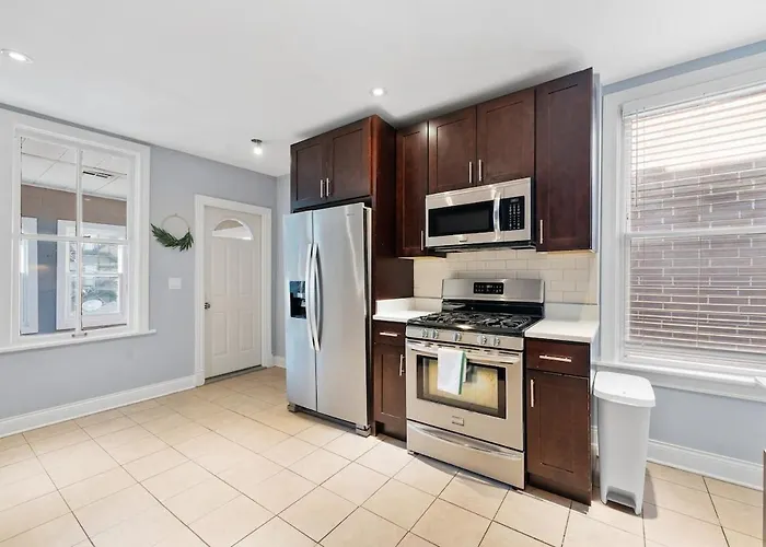 Stylish 2Br Urban Retreat In River West